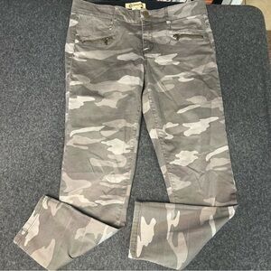 Democracy "Ab" solution skinny camouflage jeans in size 10.